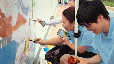 西安美术学院学子红崖山绘沙画 献礼民勤治沙精神