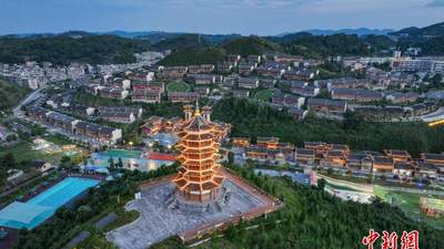 贵州阿妹戚托小镇夜色：民族风情绽放璀璨光芒
