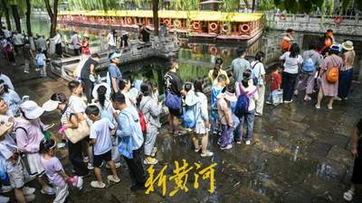 7月25日千余名市民游客持打卡护照逛30处特色名泉 跟着“涌动泉城”挑战赛解锁泉水游玩乐趣