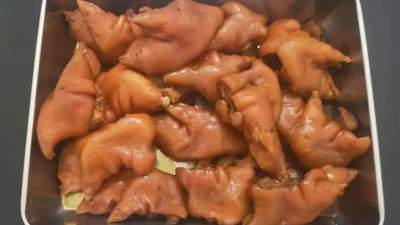 来这里一起解锁!多元特色菜体验活动里,跟着大师学做黑醋猪脚姜,软糯Q弹大酸大甜姜香扑鼻还带咸货提鲜的独家卤制技巧