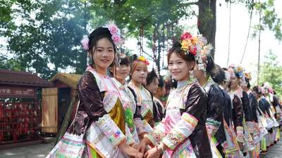 2026岜沙秋千节 八方游客赴山林浪漫 打卡互动解锁苗寨夏日玩法