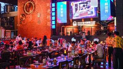 来青岛金沙滩啤酒城嗨玩！多元美食美酒秀场邀你解锁海岸夏夜狂欢