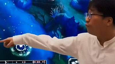 上海主场Theshy秀炸全场 小天回应TES大龙 Tabe后台气急狂喷复盘五小时仍输
