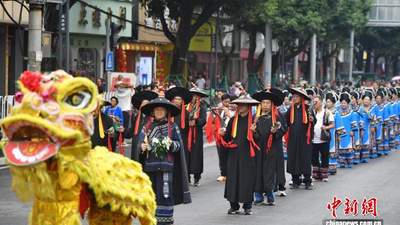 8月6日禄劝火把节巡游太热闹！各族群众亮绝活 游客忙着拍精彩瞬间