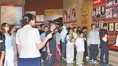 八月延安红色旅游热爆 游客扎堆旧址参观传承基因汲取力量