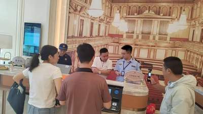 暑期游黔西南｜游客逛万峰林等景区、住兴义酒店民宿，可放心选合规电动车！市场监管护航住宿租赁诚信消费