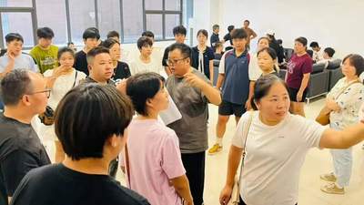 格力技校计划招生300人，报名人数却超8000人，已提前关闭报名通道；董明珠担任学校校长，学费为9000元至15000元/年