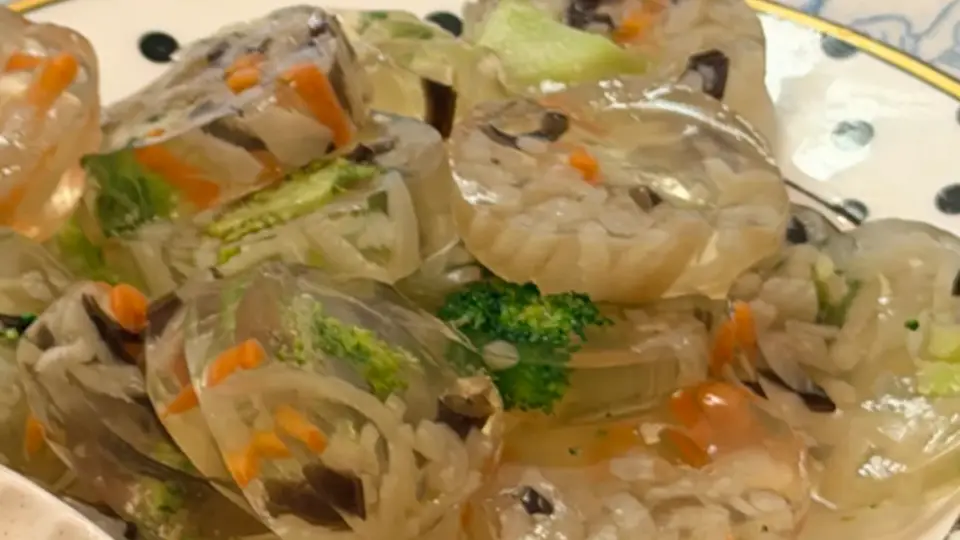 清透如玉入口即化，蔬菜猪皮熬出极致清凉风味