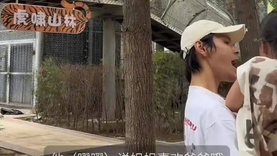 郭碧婷一家现身北京游玩 女儿全程要向佐抱好粘人