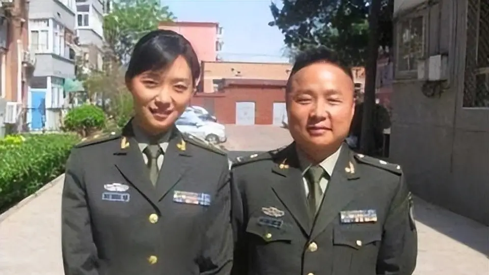 她是娱乐圈的一股清流，被军官苦追5年才嫁，如今和女儿被宠如宝