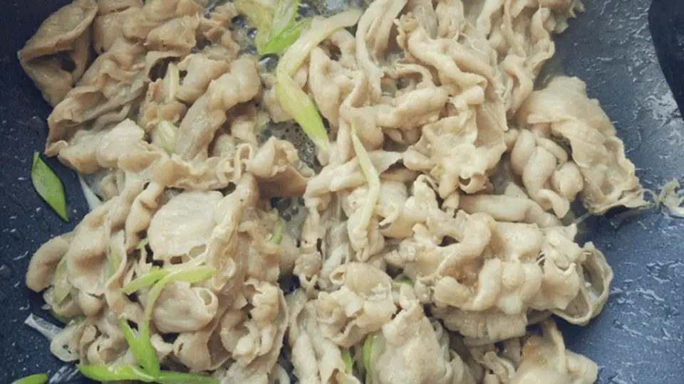 葱爆羊肉去腥解腻的正宗做法:羊肉卷这样炒更美味