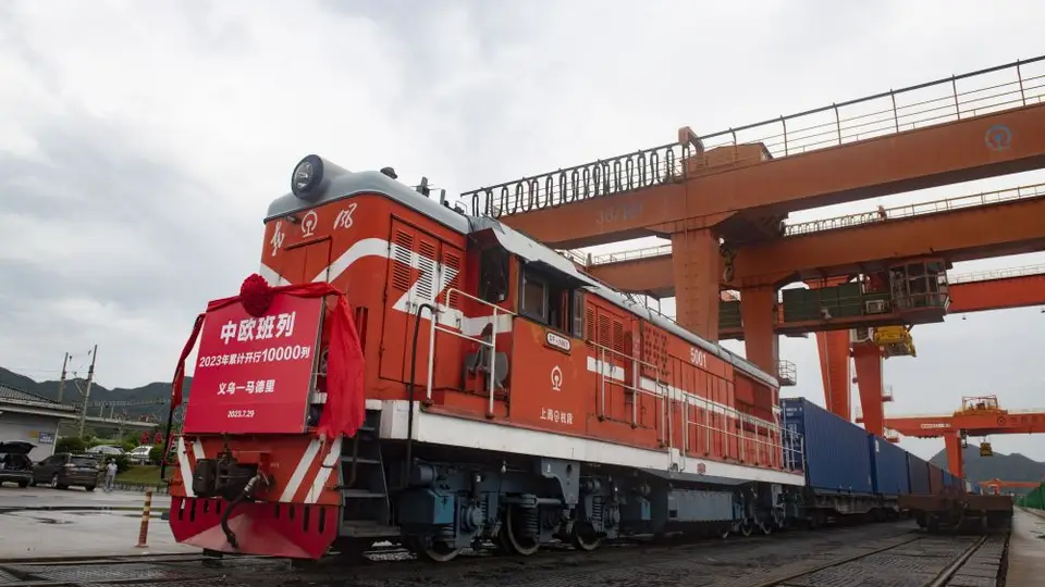 逛义乌国际商贸城体验全球商品 见证世界超市的热闹活力与成长轨迹