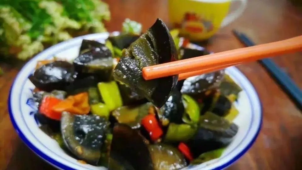 参与式家常料理分享：咸香不腻的辣椒炒皮蛋 鲜辣下饭超对味