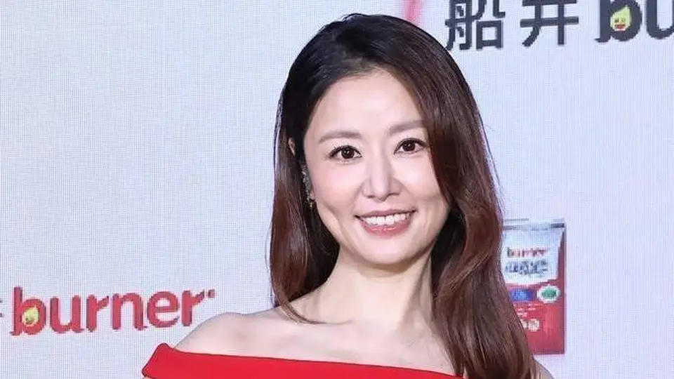 50岁林心如增重后亮相品牌活动,穿红裙吸睛 围观网友直呼差点没认出