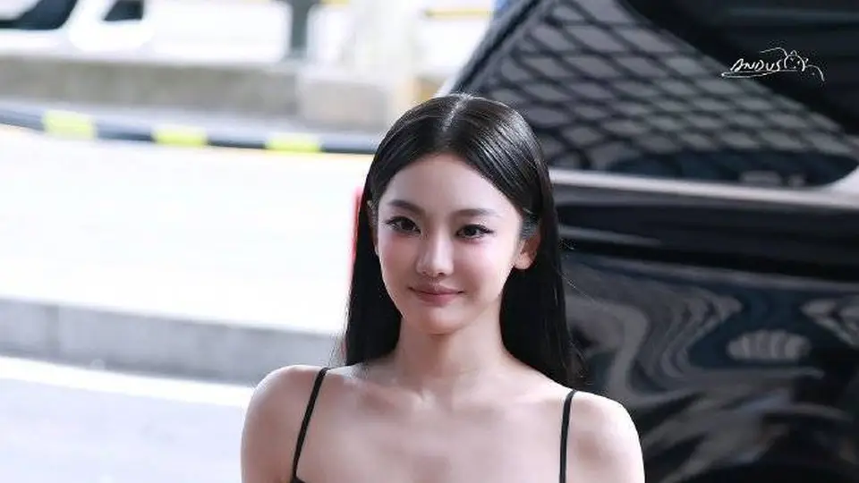 品牌活动现场宁艺卓黑长直搭配花卉吊带裙 和到场粉丝暖心互动