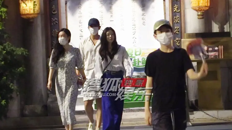 霍思燕杜江带嗯哼赴好友聚餐 一家三口饭后散步满是惬意时光