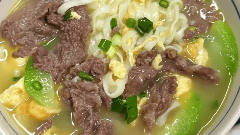 来参与这场家常汤面的趣味制作 丝瓜牛肉鸡蛋面的鲜香暖到你心里