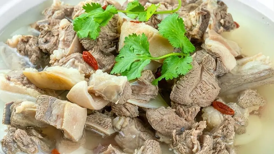 羊膻味的“死对头”就是它！炖羊肉加这3种香料，软烂鲜嫩不腥膻