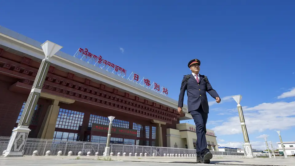 次仁的“天路”：一个藏族青年的铁路梦