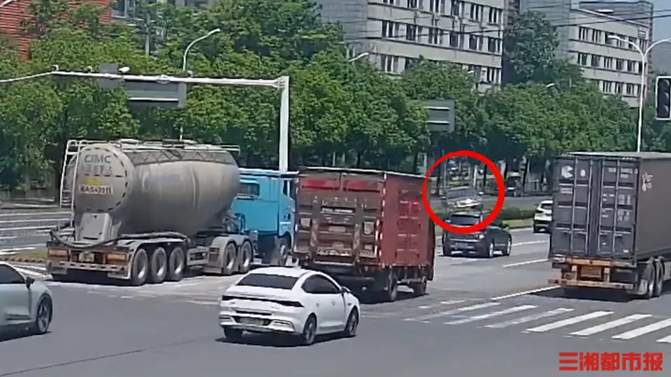 烈日当空，长沙一车横在道路中央绿化带中，司机双目紧闭、意识全无；路过的民警“多看一眼”，救下昏迷司机；网友：不愧是刑侦出身，点赞