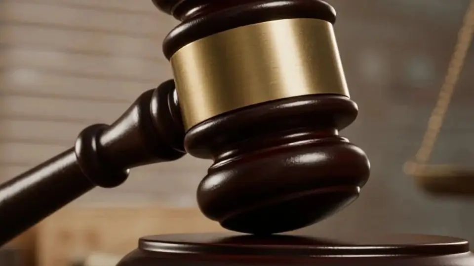 上海一61岁男子邀24岁女子到家吃饭，强抱触摸对方敏感部位被拘，女方起诉索赔超9000元，法院判了