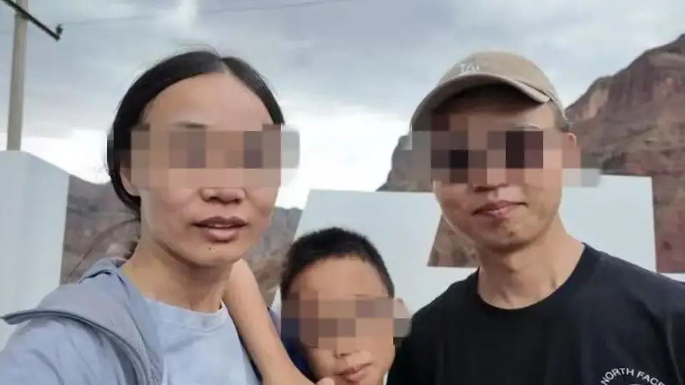 一家三口在新疆自驾游突遇山洪,母子被冲走失联
