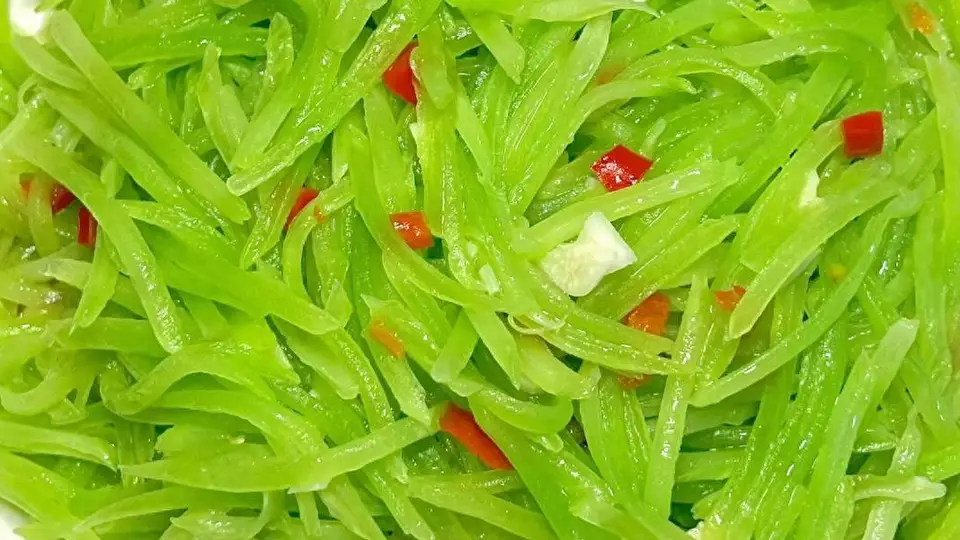 今日小暑，必做“2菜1肉”给老人吃，寓意消暑解毒，平安入伏