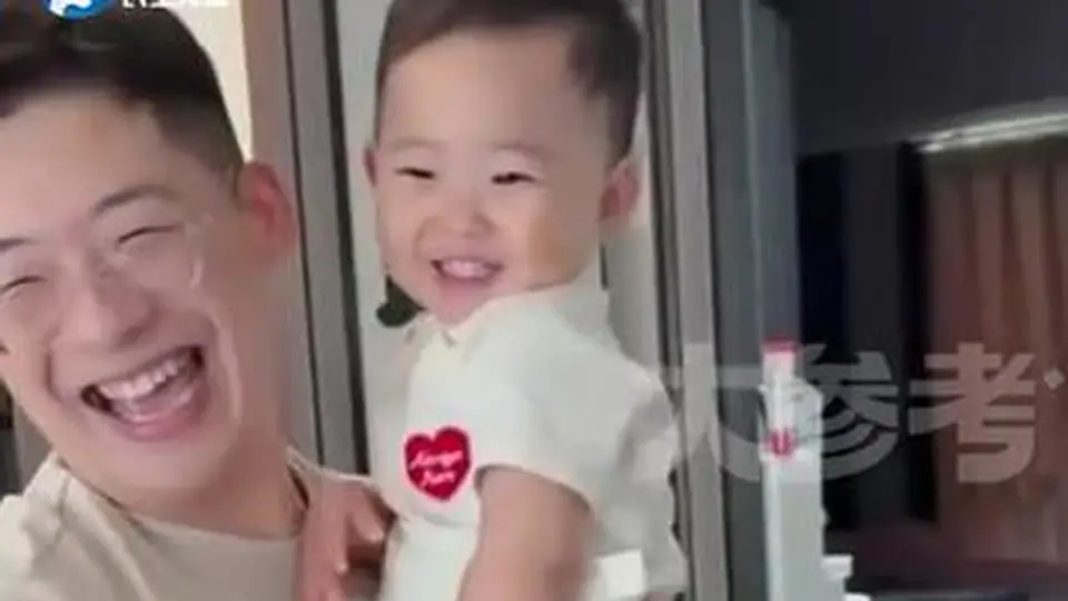刚睡醒的宝宝再次见到带他一年多的保姆，开心地跑向她，抱着不撒手