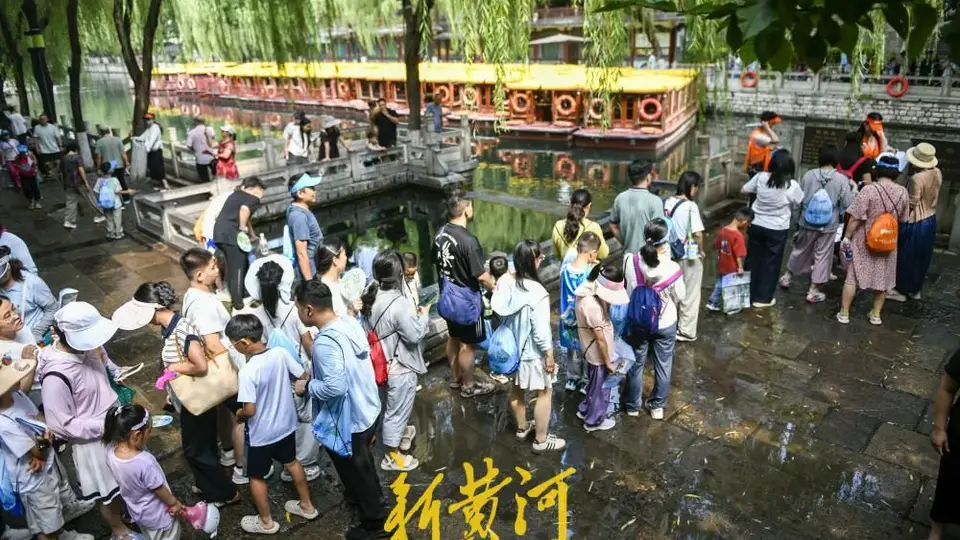 7月25日千余名市民游客持打卡护照逛30处特色名泉 跟着“涌动泉城”挑战赛解锁泉水游玩乐趣
