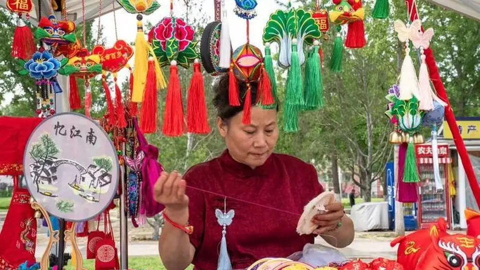 参与涌动泉城游泉打卡挑战赛 逛泉城十多项非遗手作还能品老济南味道
