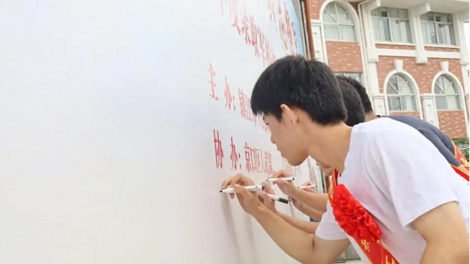 镇江40余名军校新生开启征程 现场签名宣誓赓续爱国基因