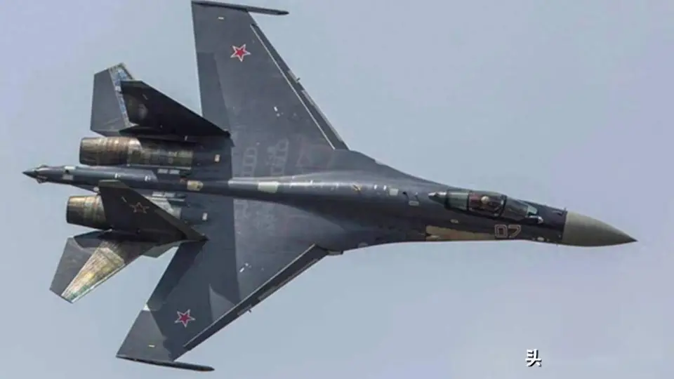 苏-35S低空追猎乌克兰FP-1无人机 俄军战机拦截现场画面曝光