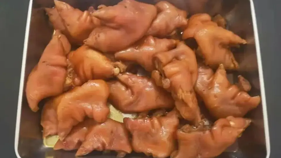 来这里一起解锁！多元特色菜体验活动里，跟着大师学做黑醋猪脚姜，软糯Q弹大酸大甜姜香扑鼻还带咸货提鲜的独家卤制技巧