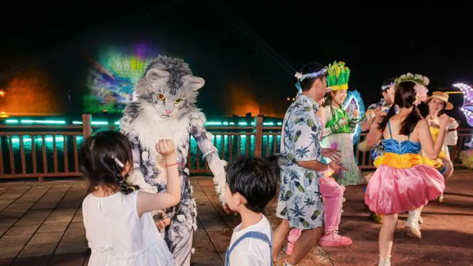 暑期夜游热潮席卷济南 动物园亲子体验解锁夜间消费新玩法