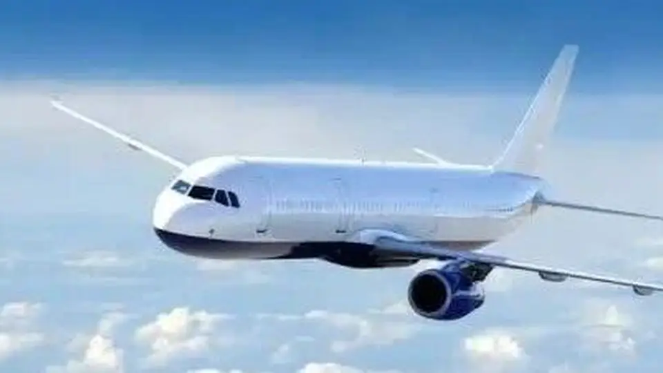 乌鲁木齐8L9664航班延误4小时 旅客参与现场退回过期泡面 航企称已回收无食用并赔偿200元