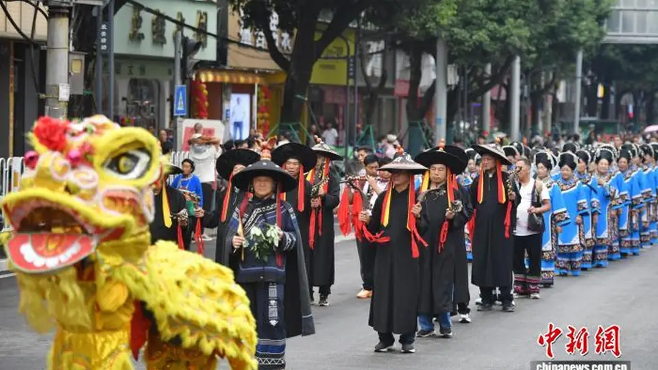 8月6日禄劝火把节巡游太热闹！各族群众亮绝活 游客忙着拍精彩瞬间