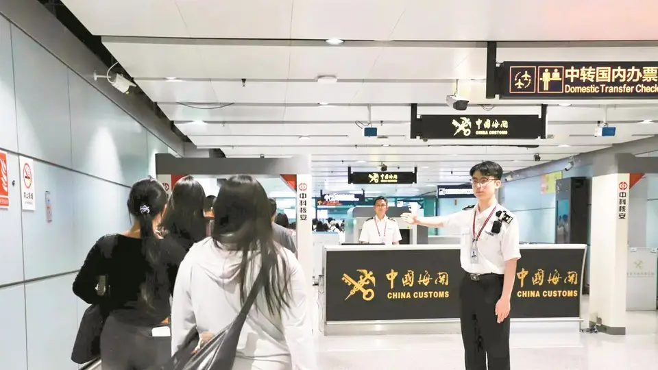 昆明机场跨境游热腾 前7月237.6万人次进出 专属通程待检区让通关更省心