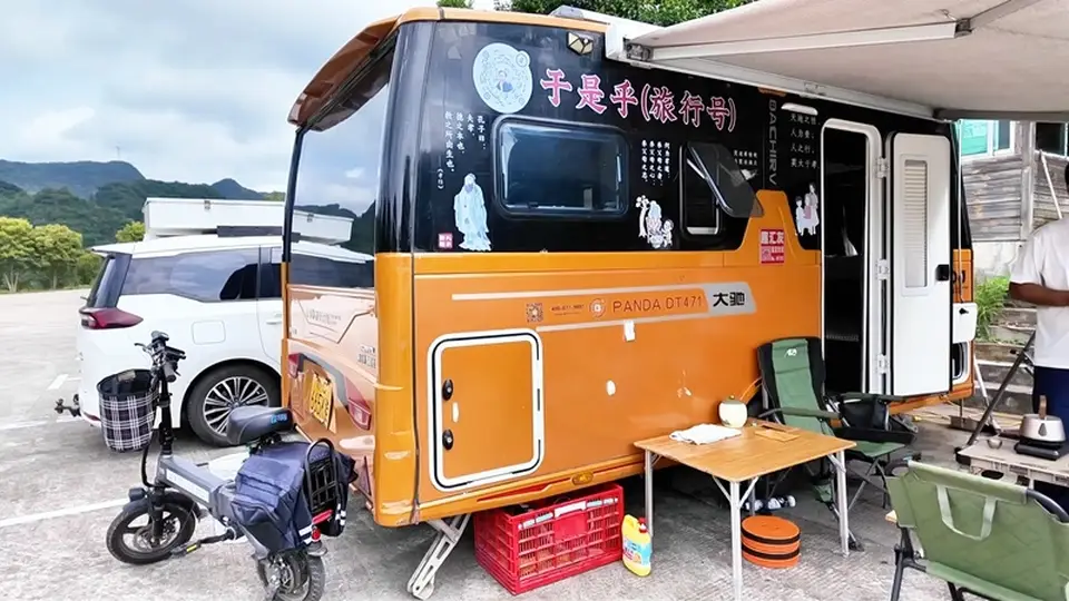 普定县黔山秀水景区房车小镇启用 数百名游客参与避暑旅居享全新体验