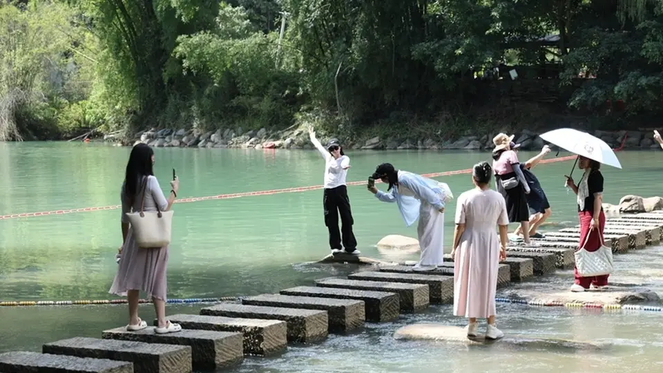 贵州罗甸暑期游玩超有料 玩水打卡享旅居惬意 安全设施拉满游客乐翻天