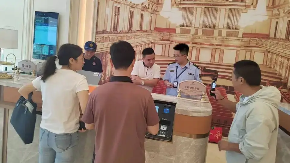 暑期游黔西南｜游客逛万峰林等景区、住兴义酒店民宿，可放心选合规电动车！市场监管护航住宿租赁诚信消费