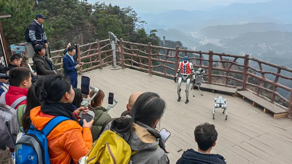 寒心！匈牙利留学生大闹张家界网暴员工，景区不分对错道歉且退费