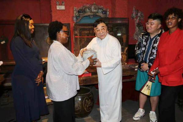 非洲友人情系中华瓷韵 青花精品捐赠瓷房子博物馆