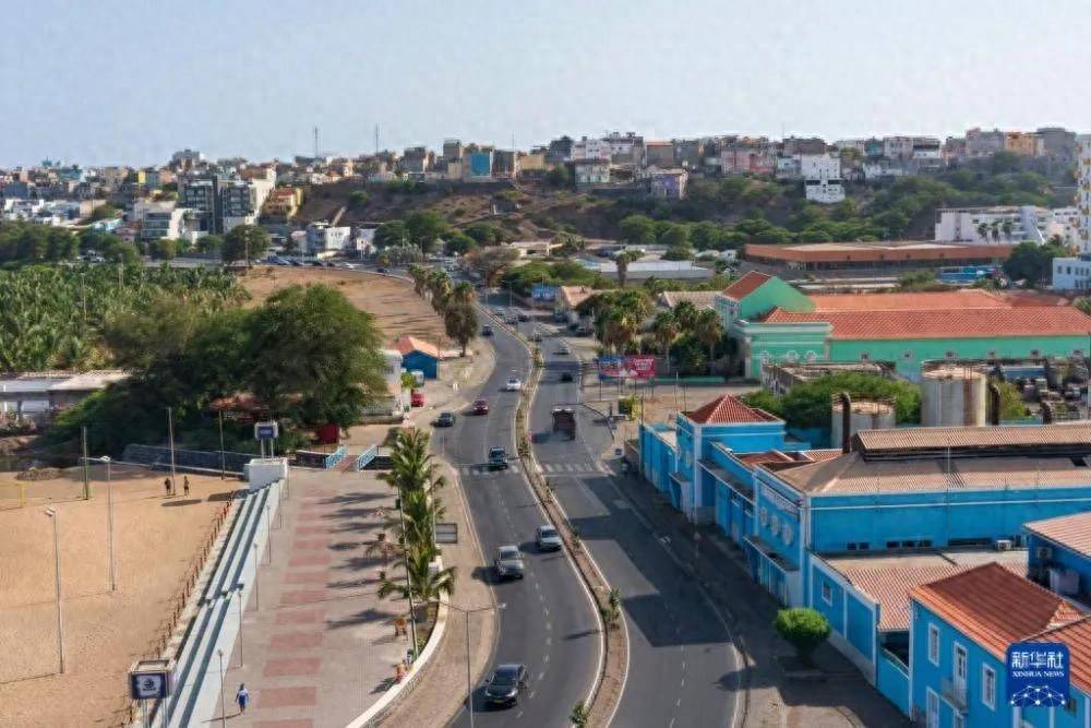 狭小岛国资源贫瘠，历经百年浮沉，逆袭跻身非洲富国