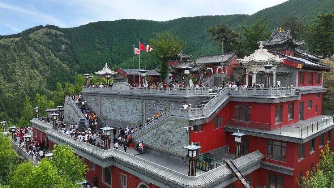 “好风光”与“烟火气”完美融合！五台山黛螺顶迎来暑期旅游高峰