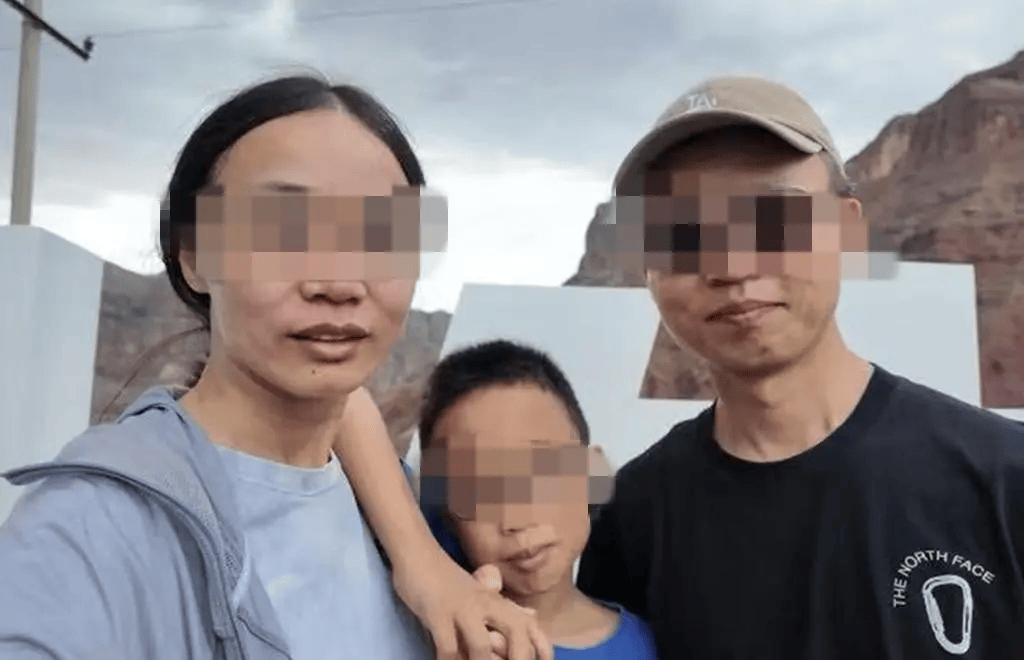 一家三口在新疆自驾游突遇山洪，母子被冲走失联