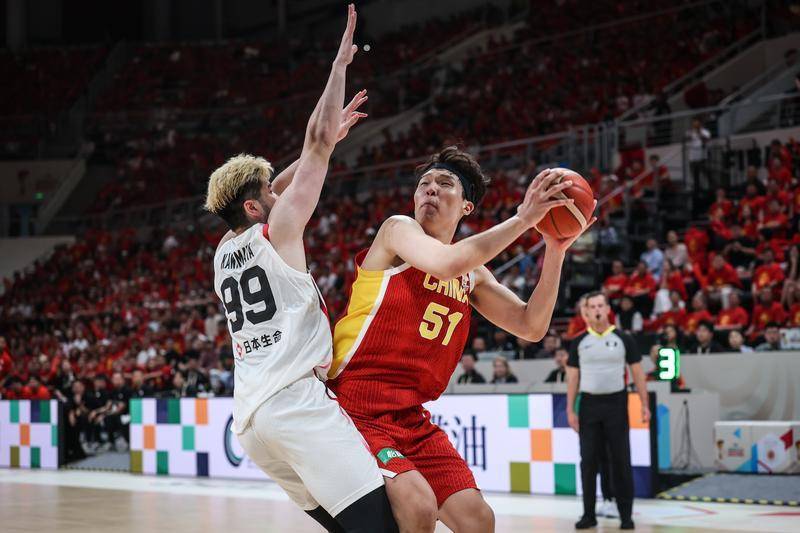NBA首轮秀？！杨瀚森攻防两端迷失 近距离抛投三不沾