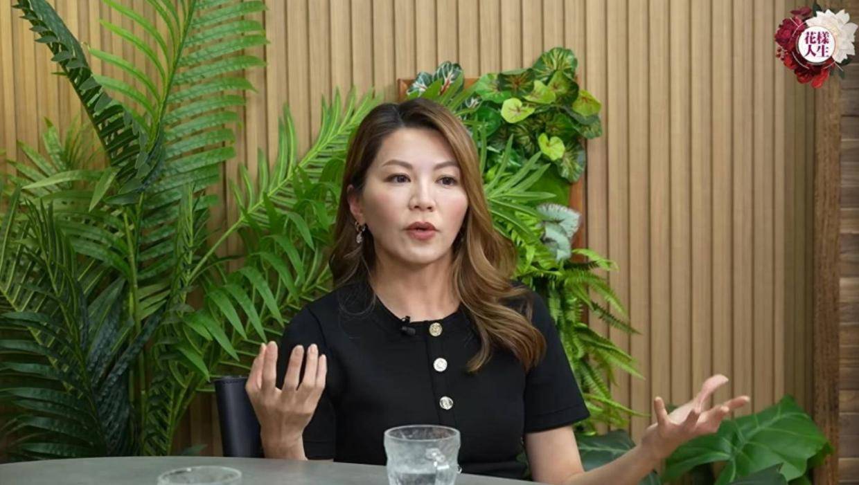 林晓峰与前妻出席儿子毕业礼，离婚6年关系良好，前妻称仍像家人