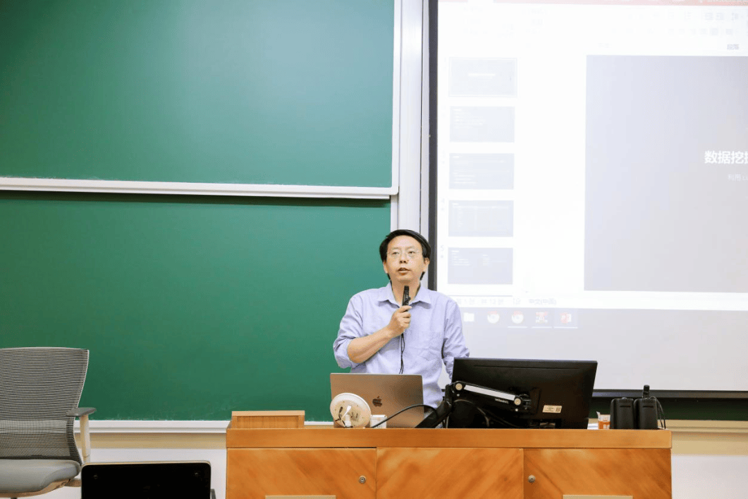 复旦学子出题，考问AI，也考问人