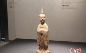 陕西一唐墓发现多件罕见陶俑