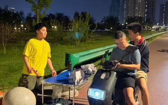 10岁“小孩哥”暑期摆摊卖水反亏80元,父亲:目的不为赚钱,锻炼计算与沟通能力